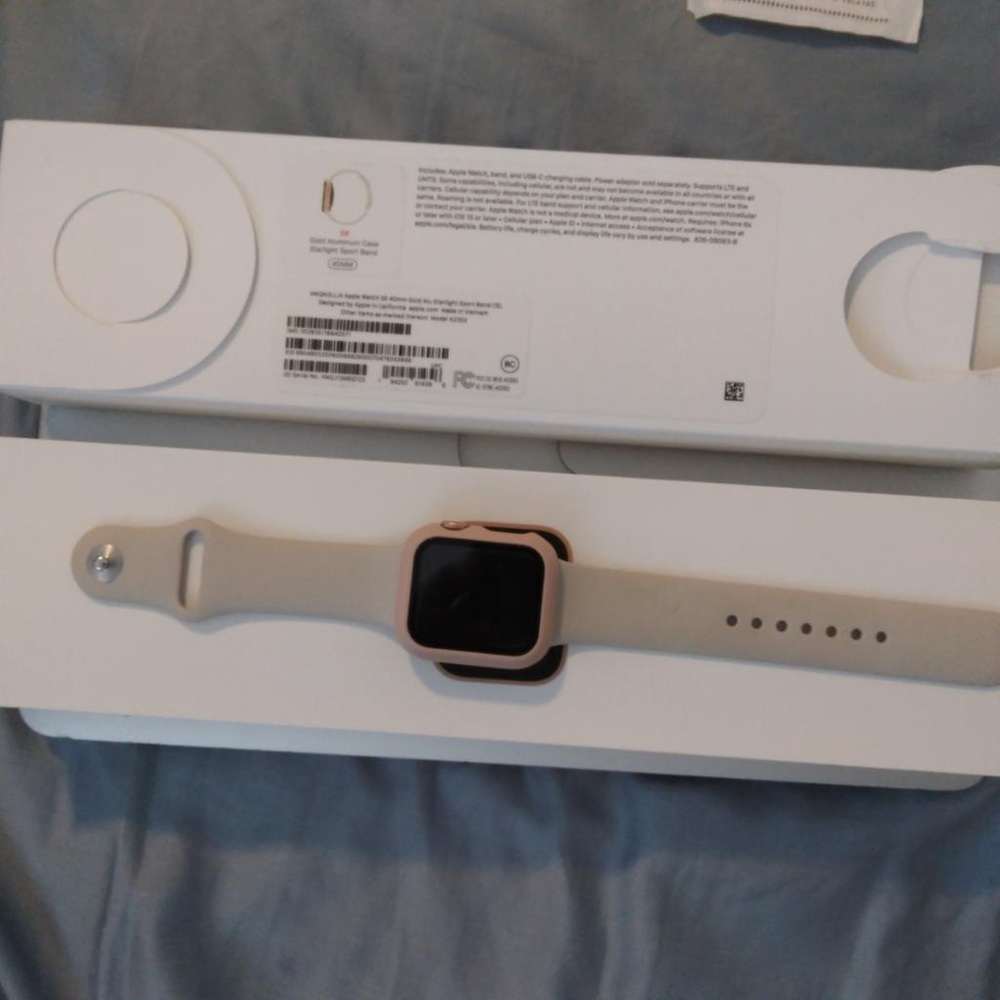 Brand New Apple Watch SE 40mm Starlight  With Protection Case